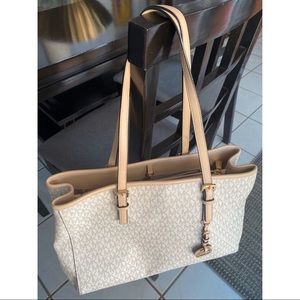 Authentic Michael Kors Vainilla Logo Shoulder Bag